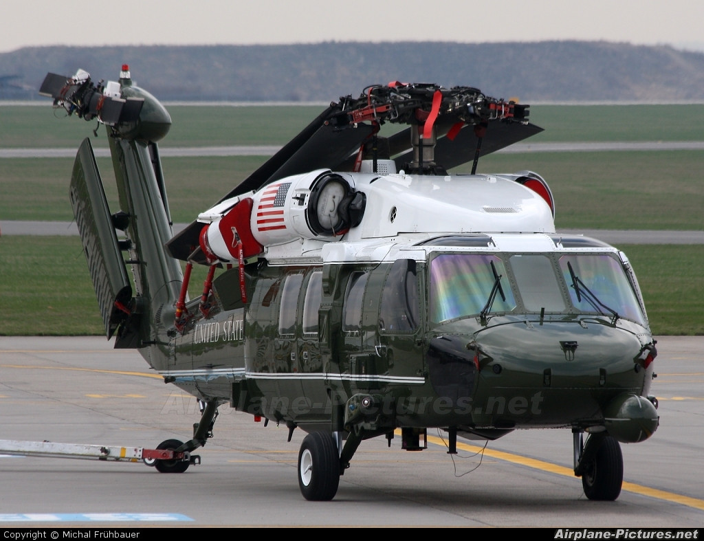 Trực thăng VH-60N được trang bị 2 động cơ General Electric T700-GE-401 được tối ưu hóa về độ tin cậy. Ngoài ra, cánh quạt rotor chính được thiết kế lại giúp hoạt động êm và tạo ra ít tiếng ồn hơn. Cựu tổng thống Barack Obama từng nhận xét rằng VH-60N hoạt động rất êm, ông có thể nói chuyện bình thường với các trợ lý mà không cần dùng đến bộ đàm. Nguồn ảnh: Airplane Pictures.