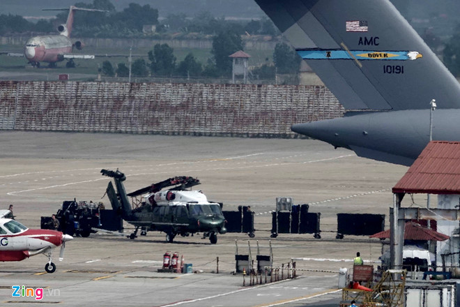 Được biết từ năm 1957, Phi đội Một Trực thăng Thủy quân Lục chiến Mỹ (HMX-1) đã được tin tưởng giao phó nhiệm vụ đưa đón các đời Tổng thống Mỹ bằng trực thăng Marine One. Phi đội Marine One hiện biên chế các trực thăng VH-3D Sea King và VH-60N White Hawk để thực hiện trọng trách này. Nguồn ảnh: Zing.vn