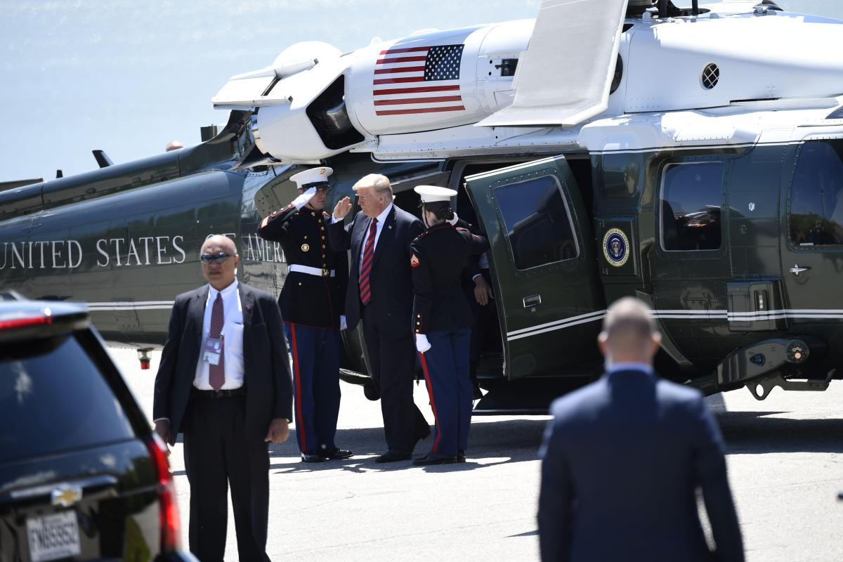 Trong ảnh là Tổng thống Mỹ Donald Trump sử dụng Marine One VH-60N ra sân bay trong một chuyến công du. Trong các chuyến công du nước ngoài, phi đội HMX-1 thường sử dụng VH-60N để đưa đón Tổng thống Mỹ cho những chặn bay ngắn. Trong khi đó VH-53D thường được sử dụng để đưa đón tổng thống khi đi công tác trong nước do có kích thước lớn, tầm bay xa hơn. Nguồn ảnh: TheWorldNews.