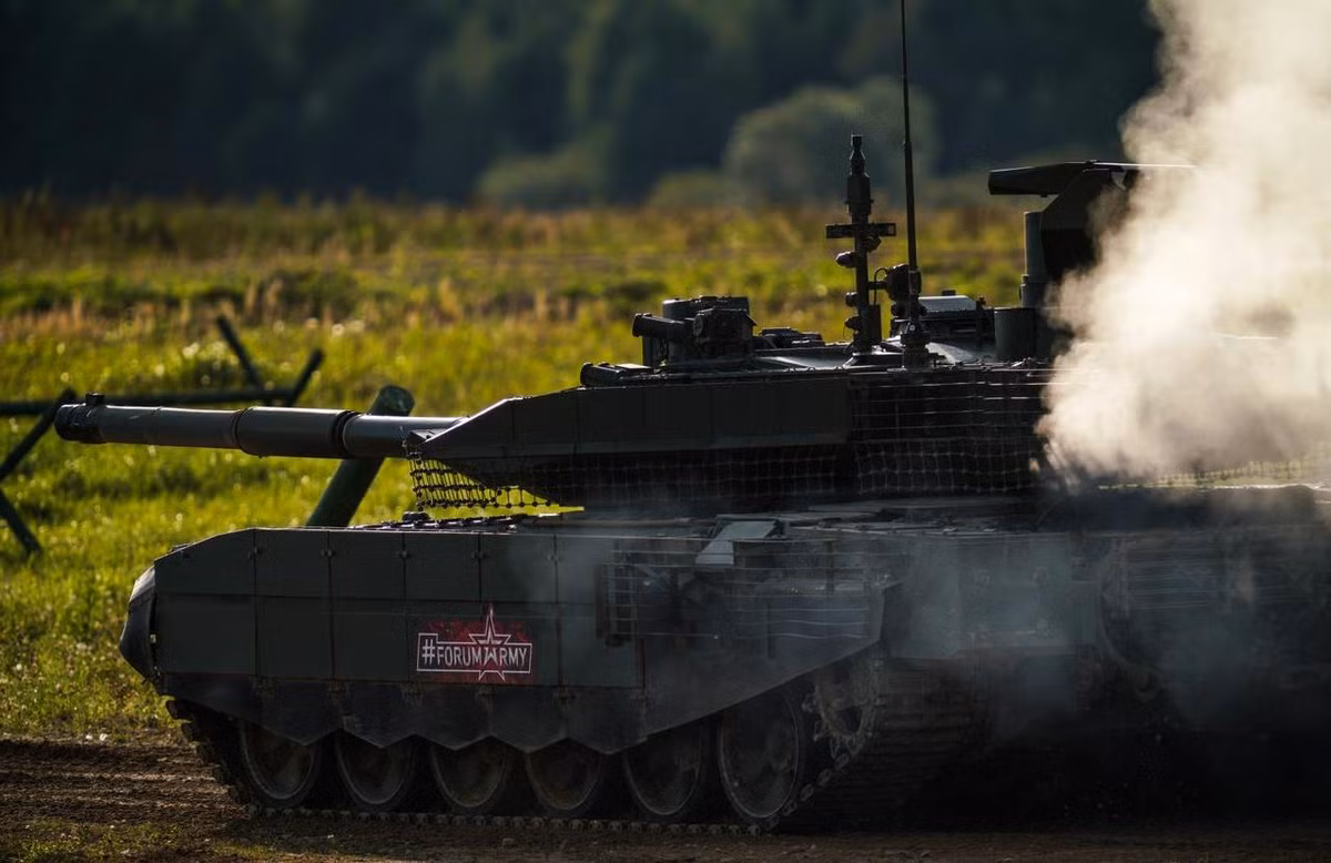 Bộ đèn hồng ngoại gây nhiễu lắp ở tháp pháo đã được thu gọn đáng kể so với phiên bản T-90A, khiến đối phương khó sử dụng các loai đạn ngu để phá hủy thiết bị này. Việc Nga vẫn tiếp tục mua thêm phiên bản mới của T-90 khiến phương Tây bất ngờ, tuy nhiên căn cứ vào trang bị hiện tại và kế hoạch tiếp nhận Proryv-3 hay phiên bản khác là hoàn toàn hợp lý.