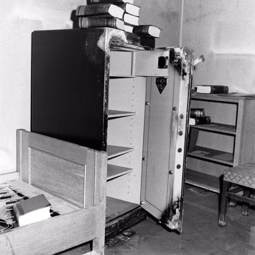 Một chiếc két sắt bị phá hủy và hoàn toàn trống trơn bên trong boongke của Hitler.