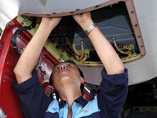 Kiểm tra kỹ thuật của máy bay trước ban bay.