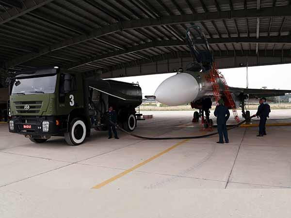 Ngành Hậu cần tiến hành tra nạp nhiên liệu cho máy bay Su-30MK2