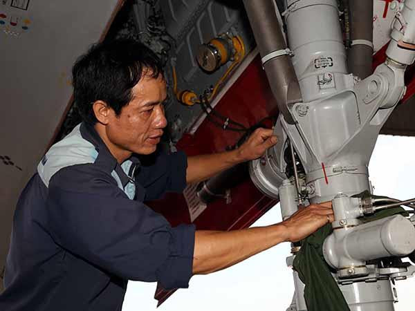 Kiểm tra kỹ thuật của máy bay trước ban bay.