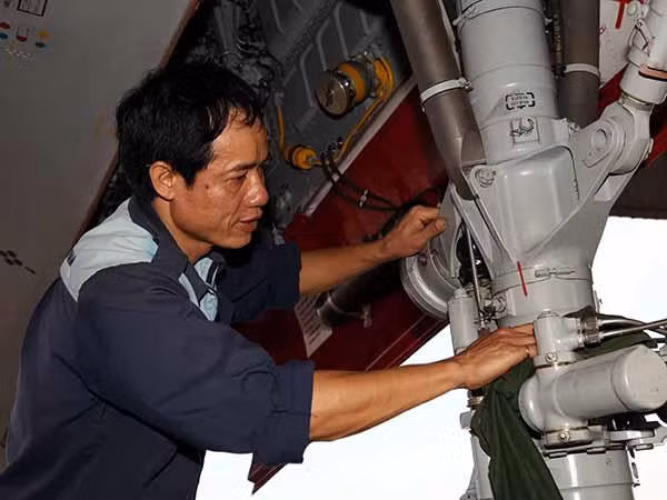 Kiểm tra kỹ thuật của máy bay trước ban bay.