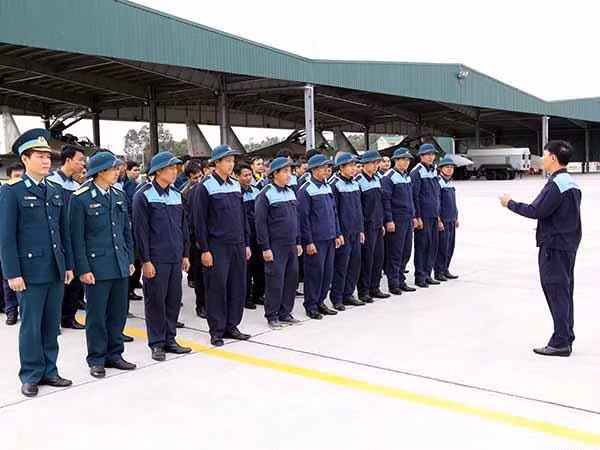 Với bề dày truyền thống trong chiến đấu, cùng với vinh dự và trách nhiệm đối với sự nghiệp bảo vệ bầu trời Tổ quốc, cán bộ, chiến sĩ Trung đoàn 927 luôn nỗ lực trong huấn luyện, khai thác và làm chủ khí tài hiện đại, hoàn thành tốt nhiệm vụ huấn luyện, SSCĐ, bảo vệ vững chắc vùng trời phía Bắc của Tổ quốc. Ảnh: Đơn vị Kỹ thuật Hàng không giao nhiệm vụ trước ban bay.