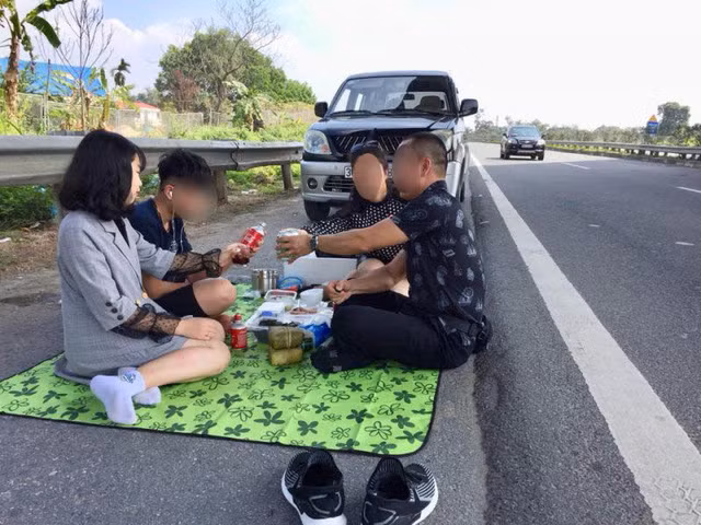 Cuc CSGT vao cuoc vu ca gia dinh do xe, bay tiec ngay tren duong cao toc