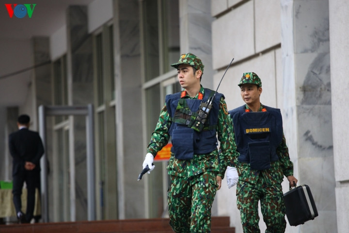 Những khu vực có nghi vấn sẽ được một tốp chiến sĩ công binh khác kiểm tra kỹ lưỡng hơn, để ngăn chặn mọi khả năng có vật liệu nổ, hay tác nhân gây phóng xạ.