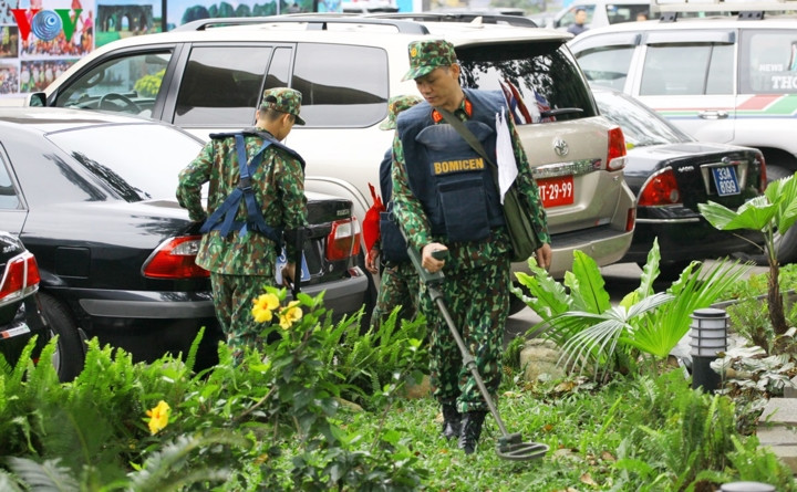 Chỉ cách vài mét, lại có một tốp công binh với thiết bị chuyên dụng để kiểm tra kỹ lưỡng từng chi tiết.