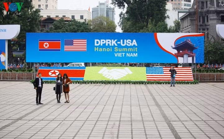 Cong binh VN kiem tra tung bui co de chuan bi thuong dinh My - Trieu