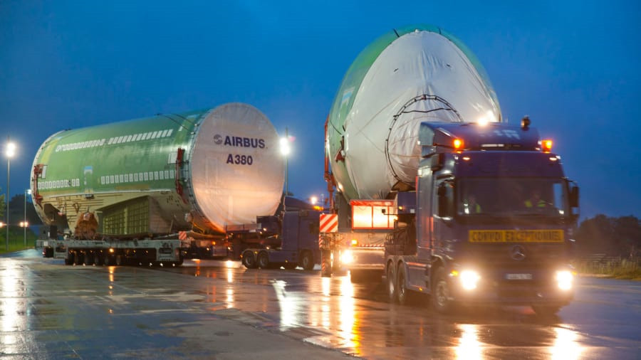 Từ Langon, đoạn đường tiếp theo sẽ diễn ra trên đất liền, mỗi bộ phận thân sẽ được vận chuyển bởi một xe tải và xe kéo chuyên dụng. Ảnh: Airbus.
