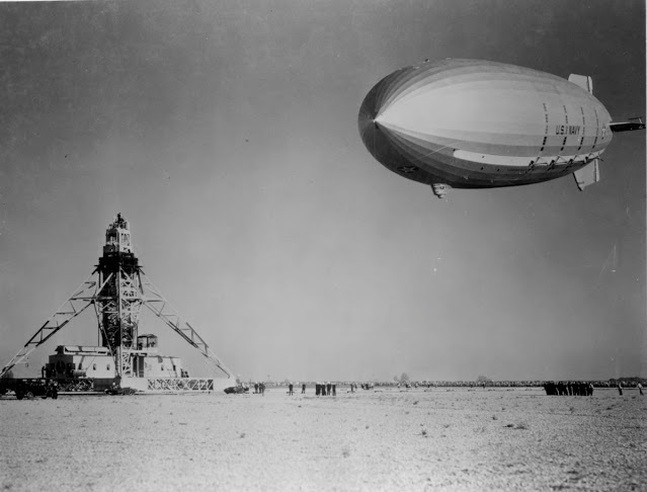Tàu sân bay trên không đầu tiên của Mỹ mang tên USS Akron (ZRS-4) đã đi vào hoạt động năm 1931. Tuy nhiên, sau một số tai nạn xảy ra trong 2 năm, nó đã bị chìm xuống khu vực gần bờ biển New Jersey năm 1933 khiến 73 trong số 76 người trên tàu thiệt mạng.