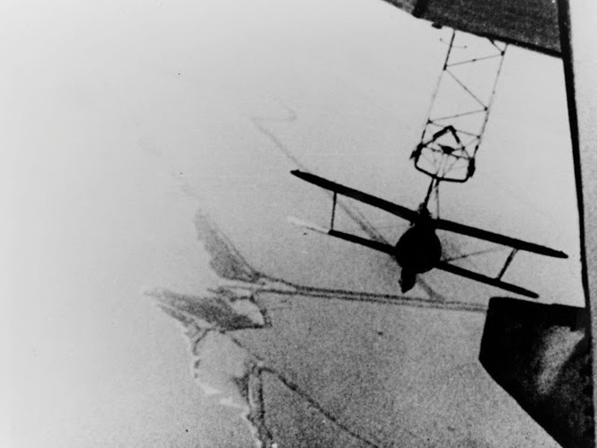 Một máy bay 2 tầng cánh Curtiss F9C-2 Sparrowhawk được gắn kèm với tàu sân bay trên không USS Macon năm 1934.