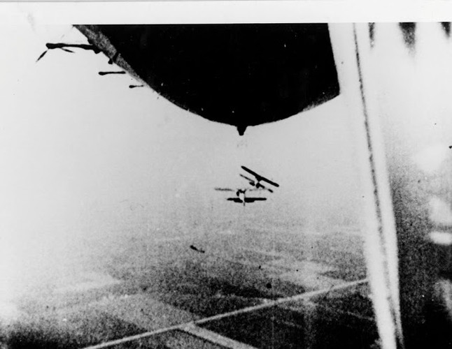 Tàu sân bay trên không của Mỹ USS Akron và USS Macon sẵn sàng phục vụ cho hạm đội với vai trò như những tàu mẹ có khả năng tình báo, giám sát và do thám.