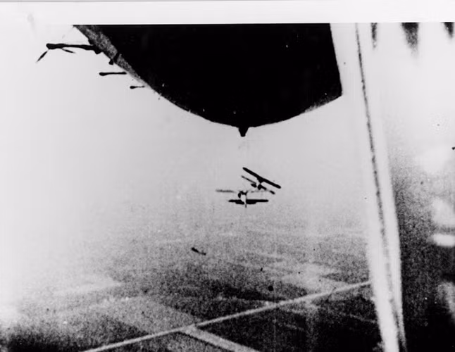 Tàu sân bay trên không của Mỹ USS Akron và USS Macon sẵn sàng phục vụ cho hạm đội với vai trò như những tàu mẹ có khả năng tình báo, giám sát và do thám.
