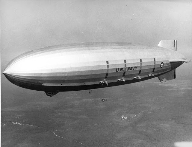 Tàu sân bay trên không Macon đã thực hiện được ý tưởng vận hành, phóng và phục hồi những chiếc máy bay 5 chỗ ngồi với 2 tầng cánh Curtiss F9C Sparrowhawk qua một "thang đu". Những chiếc máy bay này thường bỏ đi bộ phận hạ cánh khi vận hành nên các phi công phải vô cùng thận trọng.