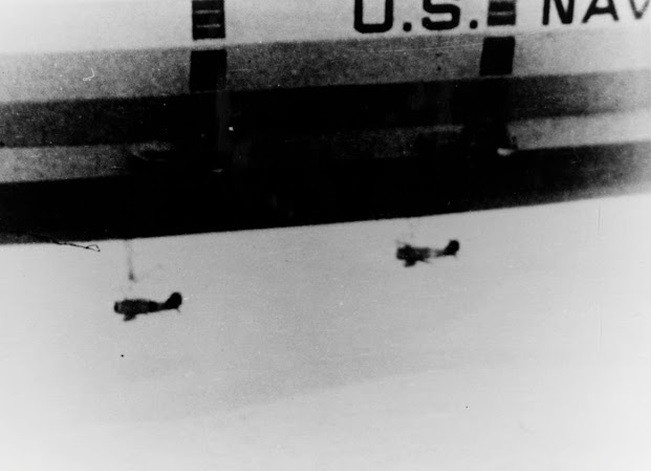 Tuy nhiên, tàu bay này rơi khá chậm nên phi hành đoàn có đủ thời gian để mặc áo phao cứu hộ. Một thành viên nhảy ra ngoài ở độ cao quá lớn và một người quay lại con tàu chìm để lấy đồ đạc cá nhân nên đã thiệt mạng, trong khi 74 người còn lại được cứu sống.