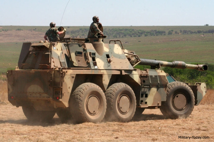 Toàn bộ hệ thống pháo 155mm của G6 Rhino được đặt trên một khung gầm bọc thép bánh lốp đặc chủng 6x6 với lớp giáp bảo vệ phía trước dày tới 20mm.