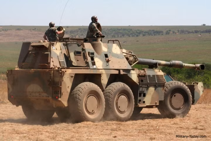 Toàn bộ hệ thống pháo 155mm của G6 Rhino được đặt trên một khung gầm bọc thép bánh lốp đặc chủng 6x6 với lớp giáp bảo vệ phía trước dày tới 20mm.