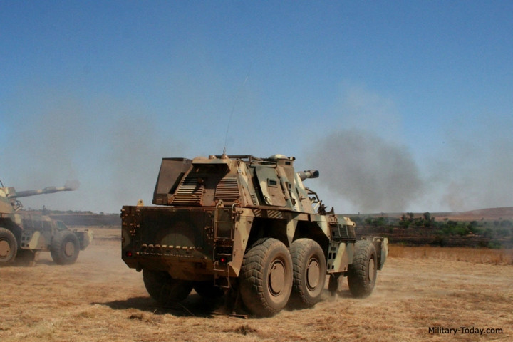 Trong khi đó pháo chính 155mm của G6 được phát triển dựa trên mẫu pháo G5 155mm cũng do Nam Phi thiết kế.