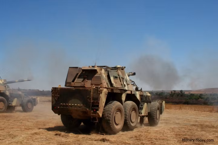 Trong khi đó pháo chính 155mm của G6 được phát triển dựa trên mẫu pháo G5 155mm cũng do Nam Phi thiết kế.