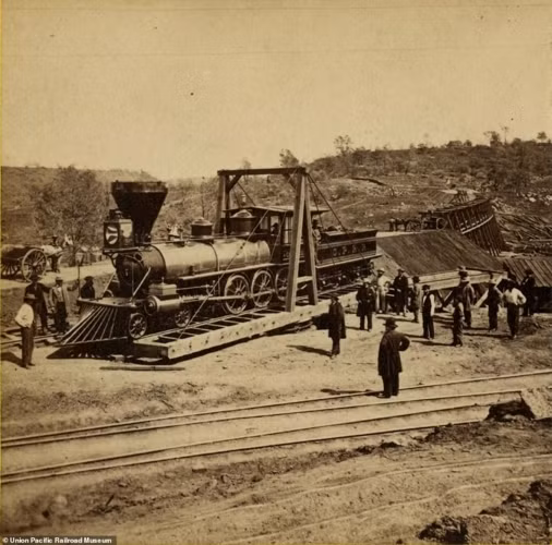 Cuộc sống của người Mỹ bản địa đã mãi mãi thay đổi bởi tuyến đường này. Những cuộc di cư mới sau khi tuyến đường sắt liên Lục địa hoàn thành đã khiến cho cuộc chiến giữa người da trắng và người da đỏ sớm kết thúc, bắt đầu một thời kỳ mới với những vùng dành riêng cho người da đỏ bản địa.(Ảnh Daily Mail)