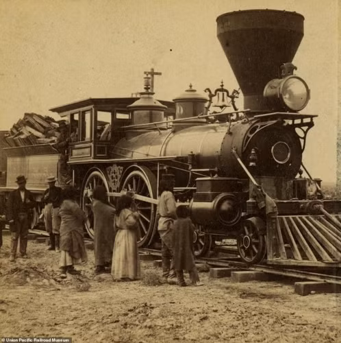 Sự kết nối tạo điều kiện cho những đợt di cư hàng loạt từ bờ Đông nước Mỹ sang phía bờ Tây. Nó mở ra cơ hội đi lại cho người dân cũng như thúc đẩy ngành vận tải giữa các khu vực với nhau trên toàn nước Mỹ. Từ nông sản đến cả những sản phẩm nhập khẩu từ phía Thái Bình Dương. (Ảnh Daily Mail)