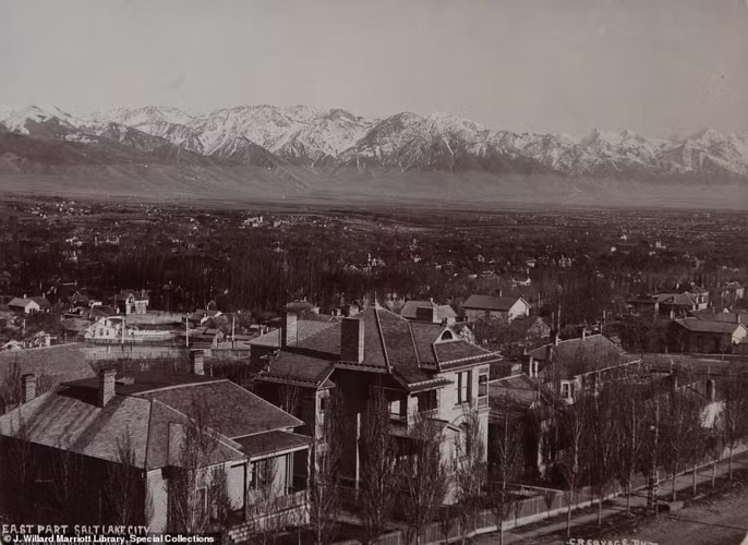 Ban đầu múi giờ chưa được chuẩn hóa trên khắp Bắc Mỹ cho đến ngày 18/11/1883. Năm 1865, mỗi tuyến đường sắt đặt thời gian riêng để giảm thiểu các lỗi lập lịch. Để liên lạc dễ dàng trên các tuyến đường sắt đã xây dựng các đường dây điện báo dọc theo đường sắt. Những đường dây này cuối cùng đã thay thế Điện báo xuyên lục địa đầu tiên đi theo phần lớn Đường mòn Mormon. Các đường dây điện báo dọc theo đường sắt dễ bảo vệ và bảo trì hơn. Kỳ tích của khoa học kỹ thuật là tiên phong và tiến bộ. (Ảnh thành phố Salt Lake 1883 - Daily Mail)