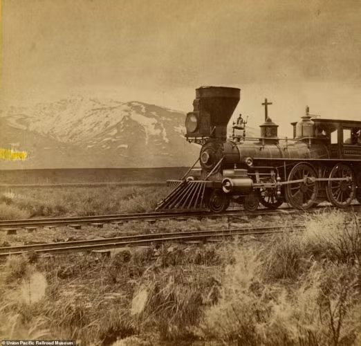 Hầu hết những công nhân Trung Quốc được đại diện bởi một "ông chủ" người Trung Quốc, người sẽ làm phiên dịch, nhận tiền lương cho đoàn của anh ta, giữ kỷ luật và chuyển lệnh từ một giám sát người Mỹ. Hầu hết công nhân Trung Quốc chỉ nói tiếng Anh cơ bản hoặc không biết tiếng Anh, và các giám sát viên cũng thường chỉ học tiếng Trung bồi từ người Trung Quốc. Cuối năm 1865 có khoảng 3.000 người Trung Quốc và 1.700 công nhân da trắng làm việc trên đường sắt. (Ảnh Daily Mail)