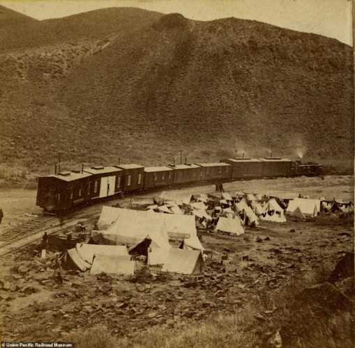 Thông thường các công nhân sống trong các trại được dựng gần nơi làm việc. Các vật tư được các kỹ sư đặt hàng và đưa tới bằng đường sắt, sau đó được chất lên các toa xe đưa đến công trường phía trước đầu đường ray. Sau đó, khi quãng đường đường sắt được lắp đặt một đoàn dài cứ sau vài ngày, một số xe lửa được cất trong những hầm tạm sẽ làm nhiệm vụ chuyên chở các công nhân tới công trường. Trại sẽ được di chuyển khi đường sắt di chuyển một khoảng cách đáng kể. (Ảnh một lán trại của công nhân Trung Quốc - Daily Mail)