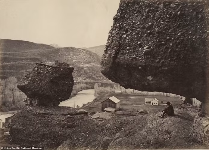 Lao động thủ công tham gia xây dựng nền đường, cầu và đường hầm của công ty Trung Thái Bình Dương được thực hiện chủ yếu bởi hàng ngàn công nhân nhập cư từ Trung Quốc dưới sự chỉ huy của các giám sát viên lành nghề. Người Trung Quốc thường được gọi là "Celestials" và Trung Quốc là "Vương quốc Celestial". Thời điểm đó, các phương tiện trợ giúp lao động bao gồm chủ yếu là xe cút kít , xe ngựa kéo và một vài chiếc xe goòng đường sắt. (Ảnh Daily Mail)