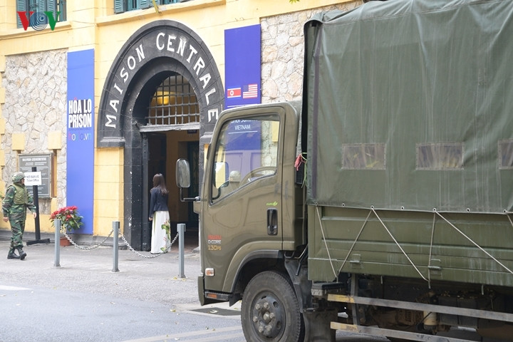 Nhóm xe quân sự đỗ gần di tích Nhà tù Hỏa Lò.