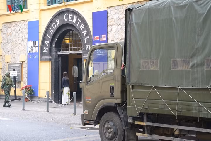 Nhóm xe quân sự đỗ gần di tích Nhà tù Hỏa Lò.