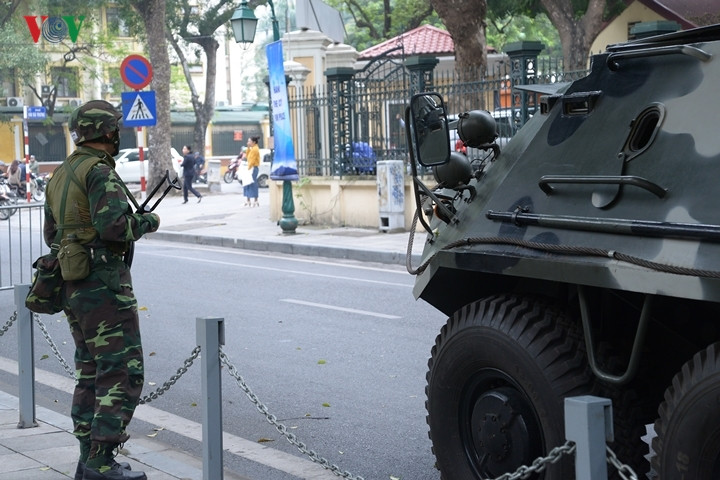 Xe quân sự và quân nhân bảo vệ ở đầu phố Hỏa Lò. Việt Nam nói chung và Hà Nội nói riêng đang dốc sức bảo đảm an toàn tuyệt đối cho hội nghị đặc biệt giữa Mỹ và Triều Tiên.