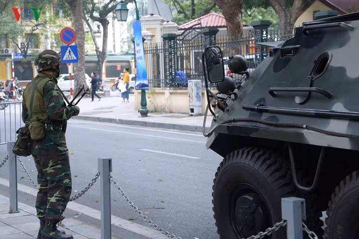 Xe quân sự và quân nhân bảo vệ ở đầu phố Hỏa Lò. Việt Nam nói chung và Hà Nội nói riêng đang dốc sức bảo đảm an toàn tuyệt đối cho hội nghị đặc biệt giữa Mỹ và Triều Tiên.