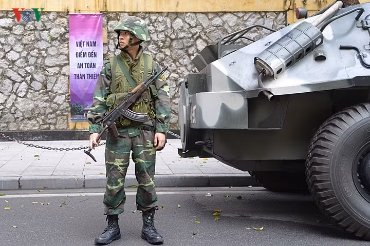 Mỗi quân nhân đứng gác đều được trang bị đầy đủ súng AK, áo chống đạn, đai mang hộp chứa đạn, bi-đông...