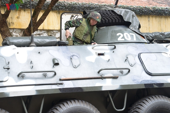 Một quân nhân khác chui lên từ chiếc xe thiết giáp đánh số 207.