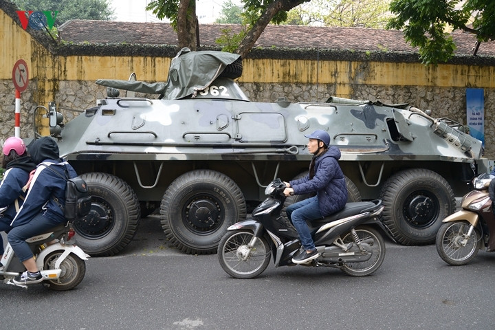 Tháp súng của xe được phủ bạt.