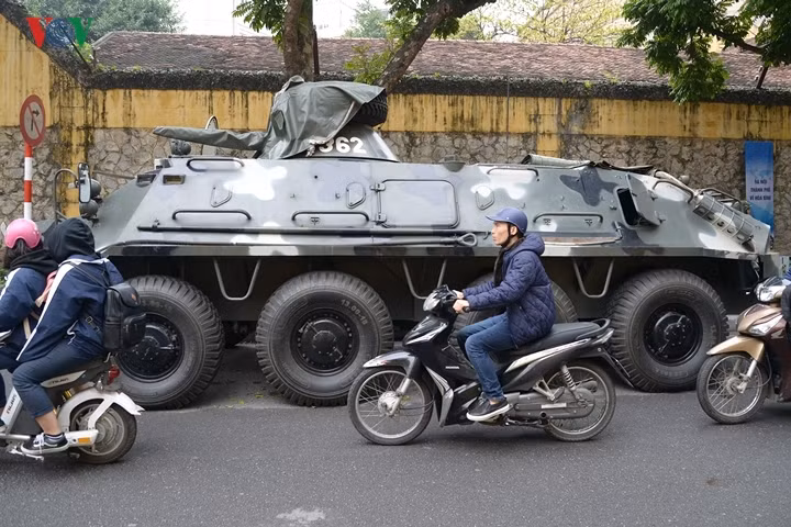 Tháp súng của xe được phủ bạt.