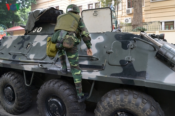 Leo lên xe bọc thép BRT-60PB.