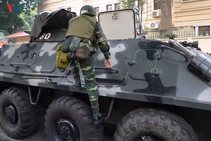 Leo lên xe bọc thép BRT-60PB.