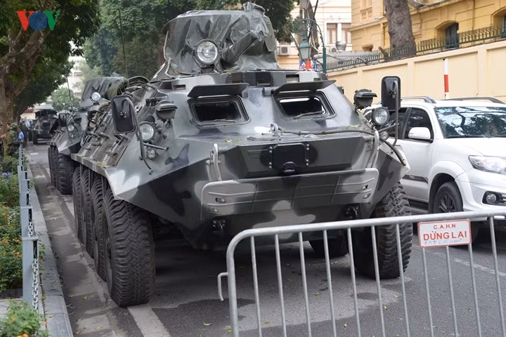 Nhóm xe thiết giáp này được bố trí ở vị trí chiến lược gần khách sạn Melia, nơi đoàn đại biểu cấp cao Triều Tiên tá túc trong dịp Thượng đỉnh Mỹ-Triều 2.