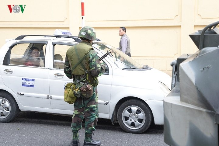 Hoạt động giao thông cơ bản vẫn bình thường trên con phố Hỏa Lò. Xe thiết giáp của Việt Nam còn được triển khai ở một số vị trí xung yếu khác trong thành phố Hà Nội vào dịp này.