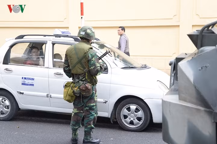 Hoạt động giao thông cơ bản vẫn bình thường trên con phố Hỏa Lò. Xe thiết giáp của Việt Nam còn được triển khai ở một số vị trí xung yếu khác trong thành phố Hà Nội vào dịp này.