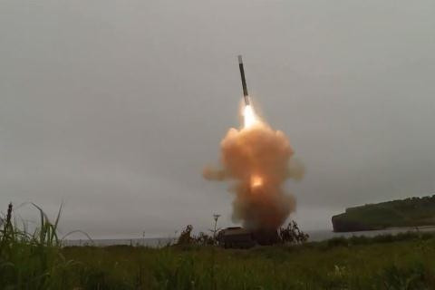 Ngoài ra, một trong những tính năng quan trọng khác của NSM là khả năng dẫn hướng và tấn công chính xác để tiêu diệt các mục tiêu. Theo đó, tên lửa NSM được cho là một trong những tên lửa chống hạm đầu tiên trên thế giới được trang bị đầu dò hồng ngoại và camera chuyên dụng có khả năng phân biệt và nhận dạng được từng hình dáng của những tàu chiến riêng lẻ.