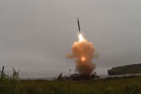 Ngoài ra, một trong những tính năng quan trọng khác của NSM là khả năng dẫn hướng và tấn công chính xác để tiêu diệt các mục tiêu. Theo đó, tên lửa NSM được cho là một trong những tên lửa chống hạm đầu tiên trên thế giới được trang bị đầu dò hồng ngoại và camera chuyên dụng có khả năng phân biệt và nhận dạng được từng hình dáng của những tàu chiến riêng lẻ.