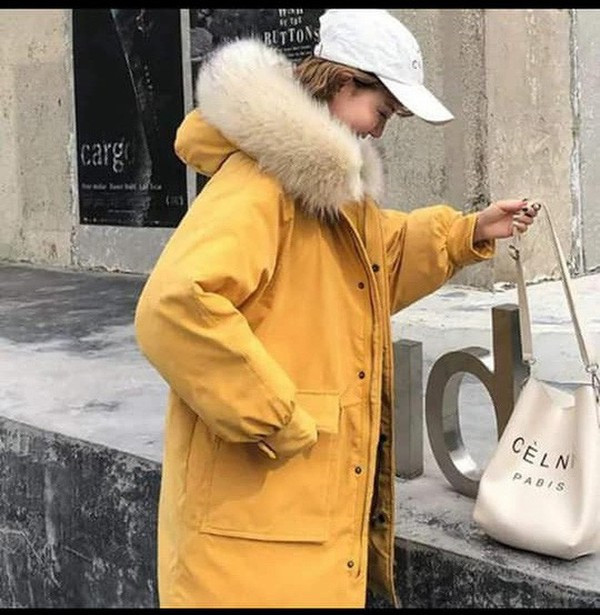 Hi hung dat mua ao khoac mu long, co gai cay dang nhan rac ve-Hinh-2