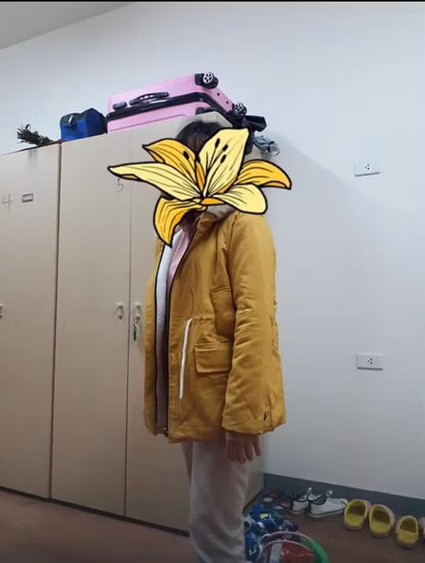 Hi hung dat mua ao khoac mu long, co gai cay dang nhan rac ve-Hinh-3