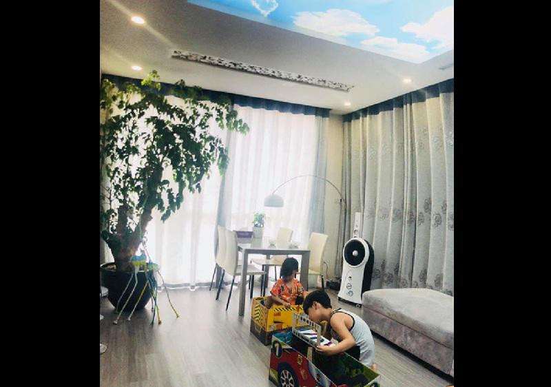 Những chiếc rèm đóng vai trò phân tách không gian, đảm bảo sự riêng tư khi cần thiết.