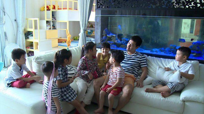 Phía sau nam MC đặt thêm một chậu cá để làm mới không gian.